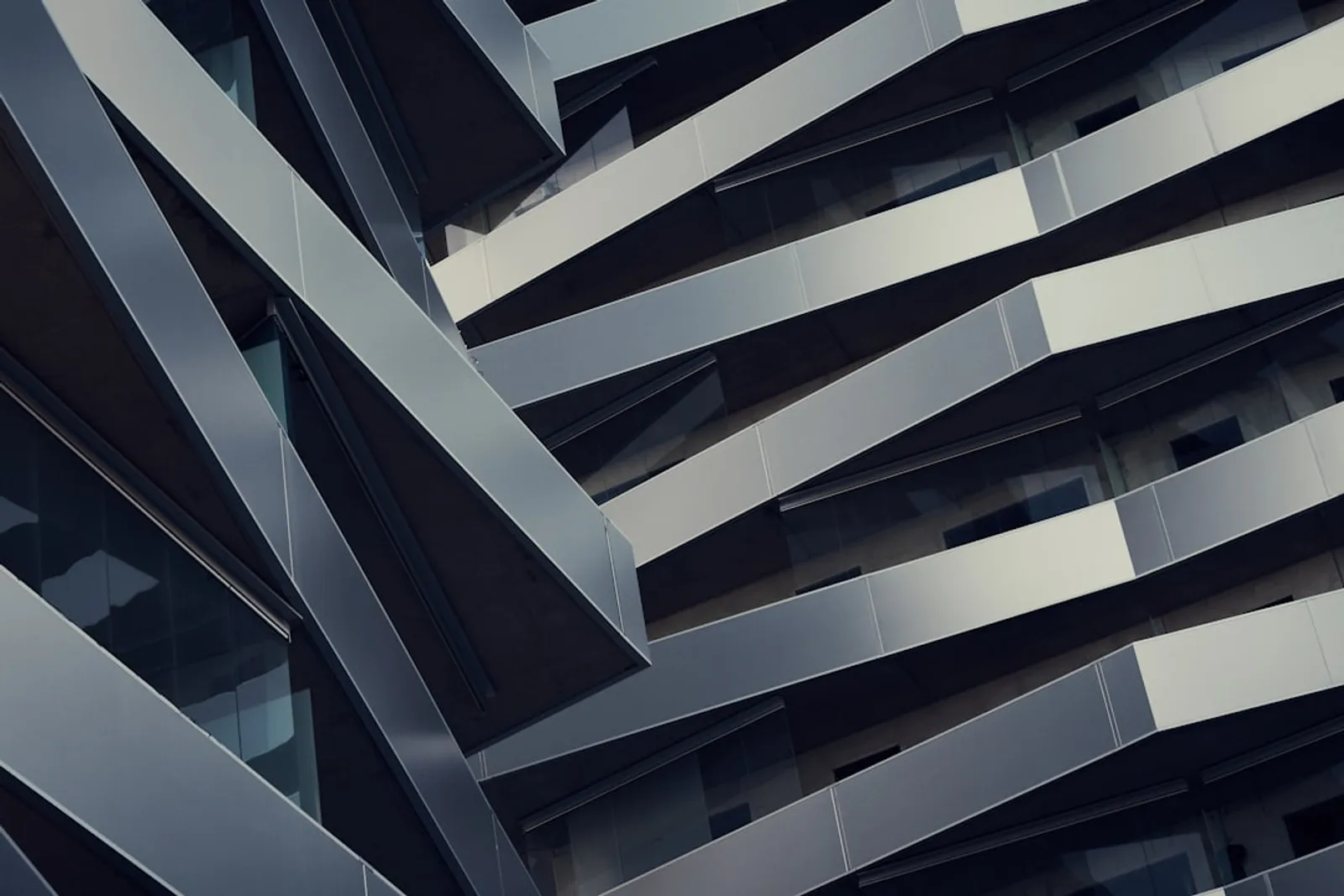 Architektonická díla požívají autorskoprávní ochrany. Článek vysvětluje rozsah této ochrany, vztah k vlastníkům nemovitostí a institut svobody panoramatu.