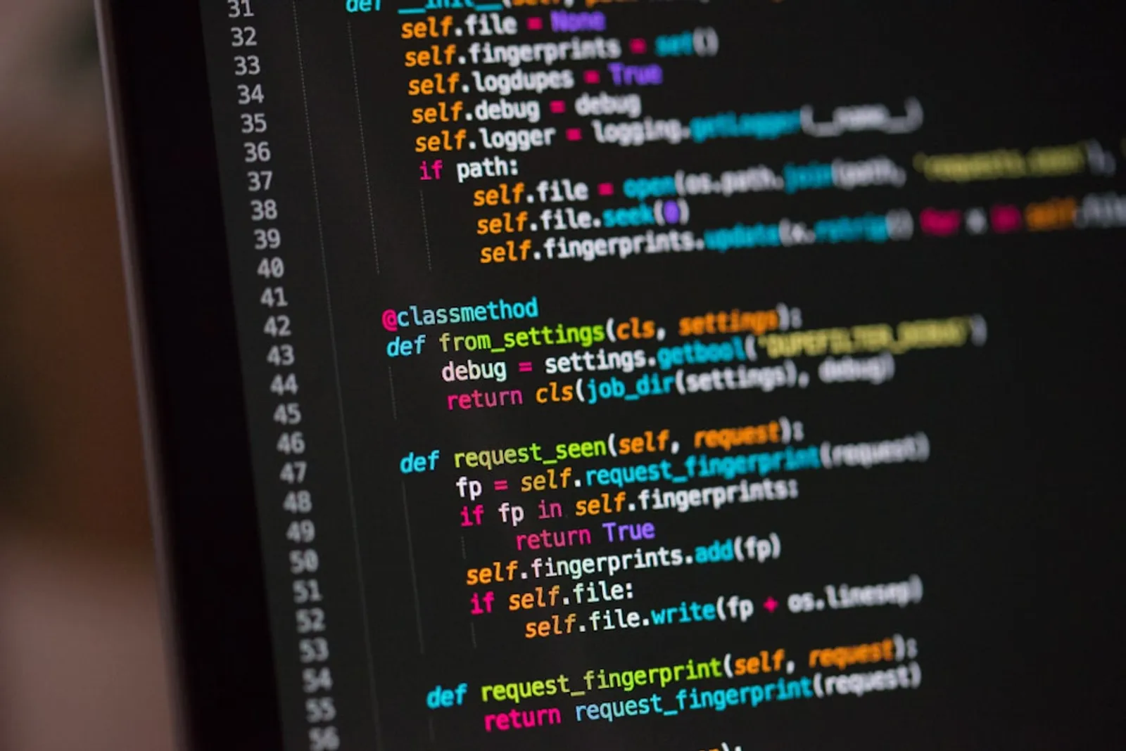 Copyleft je licenční model, který zajišťuje svobodu softwaru. Článek vysvětluje typy copyleftových licencí a právní aspekty pro vývojáře.