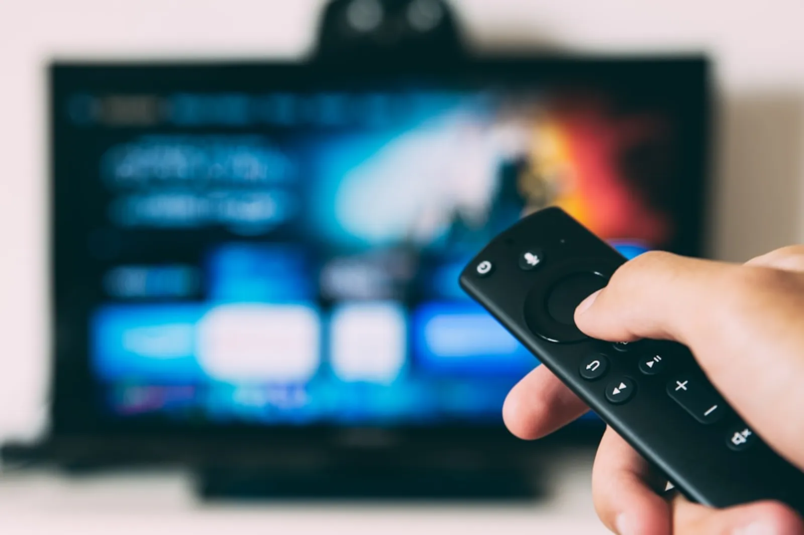 Účast v reality show přináší nejen šanci na slávu, ale i právní rizika. Článek upozorňuje na restriktivní smlouvy, mlčenlivost a neomezené využití záběrů s podobou účastníků.
