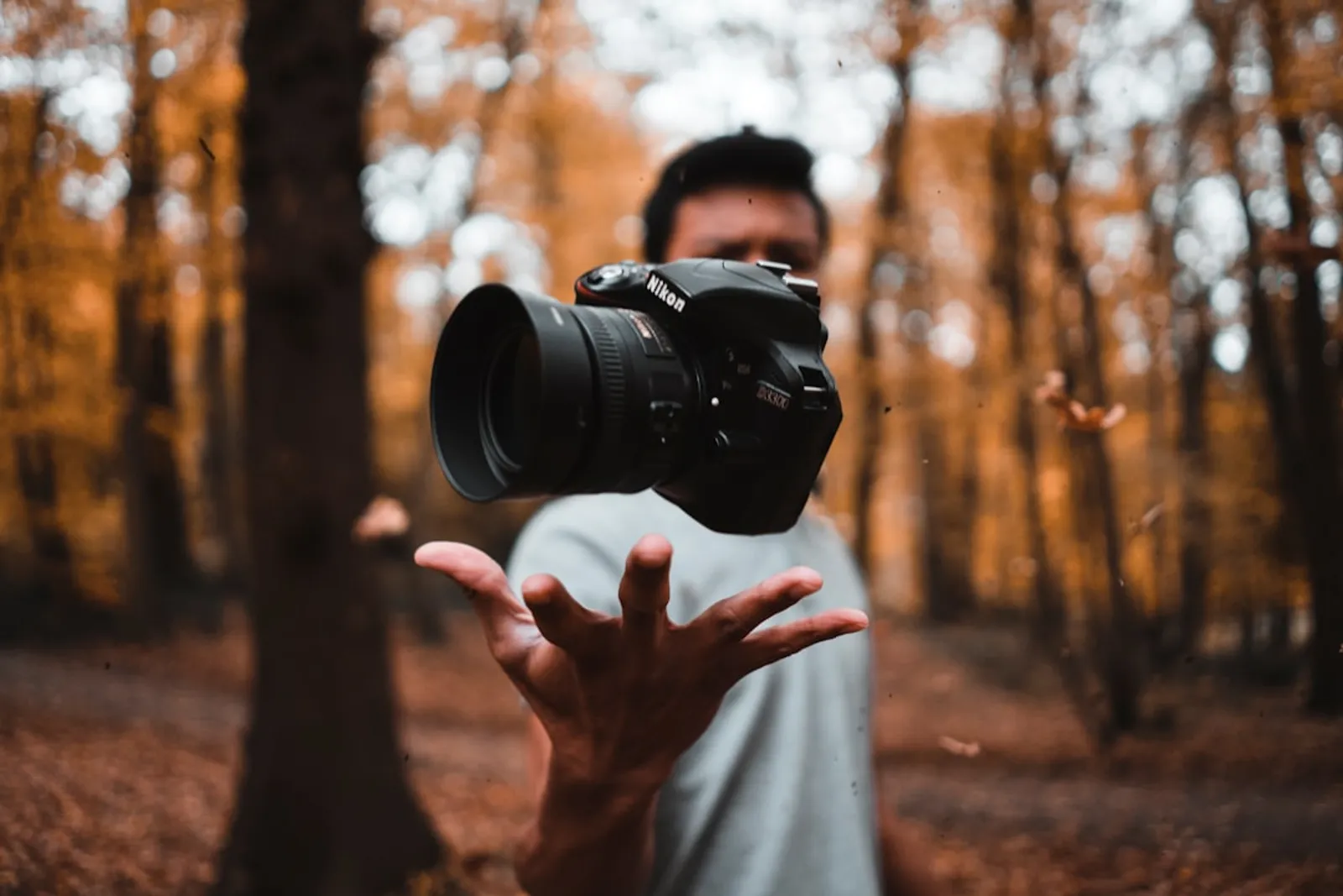 Bezplatné fotobanky nabízejí obrázky zdarma, ale mají své limity. Článek upozorňuje na rizika spojená s licenčními podmínkami a právy třetích osob.