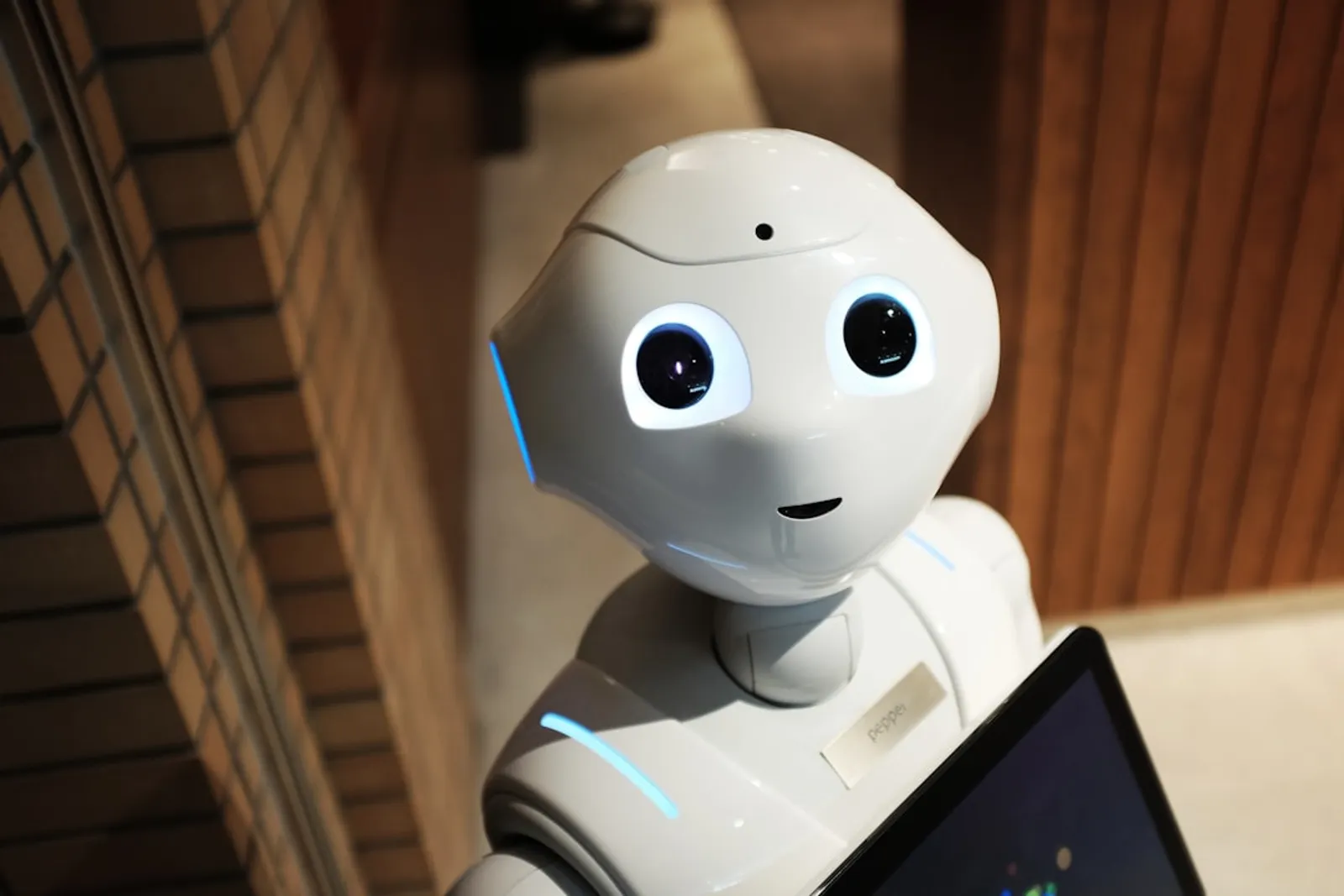 Umělá inteligence vyvolává v autorském právu řadu otázek, protože autorem může být pouze člověk. Článek vysvětluje, jaká je právní ochrana děl vytvořených pomocí AI v České republice.